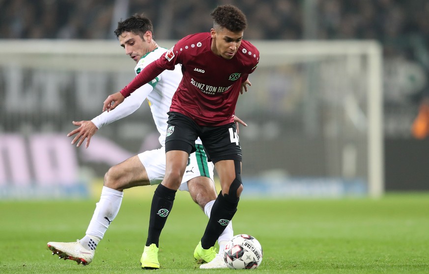 epa07189890 Moenchengladbach&#039;s Lars Stindl (L) in action with Hannover&#039;s Linton Maina during the German Bundesliga soccer match between Borussia Moenchengladbach and Hannover 96 in Moencheng ...