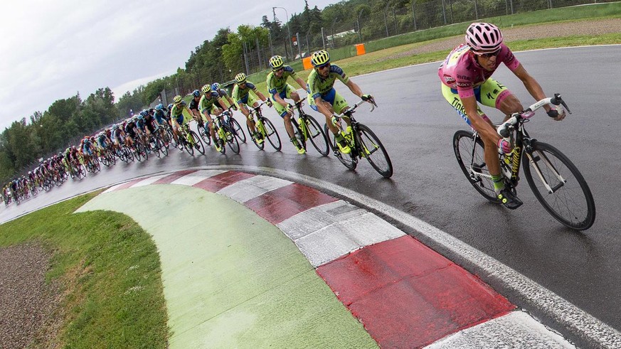epa08641230 (FILE) - The overall leader, Spanish rider Alberto Contador (R) of the Tinkoff-Saxo team in action at the Enzo and Dino Ferrari racetrack during the 11th stage of the 98th Giro d&#039;Ital ...