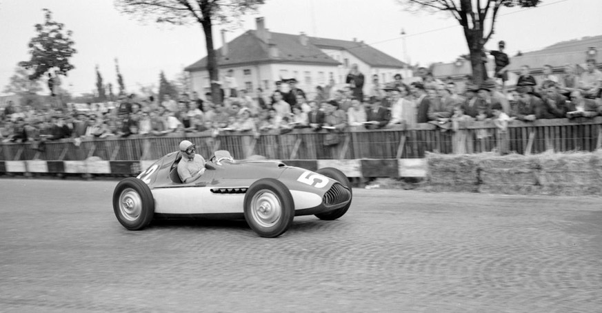 Swiss racing driver Peter Hirt goes round a bend at the Swiss Grand Prix in Bremgarten in the canton of Berne, Switzerland, pictured in 1951. (KEYSTONE/PHOTOPRESS-ARCHIV/Str)

Der Schweizer Autorennfa ...
