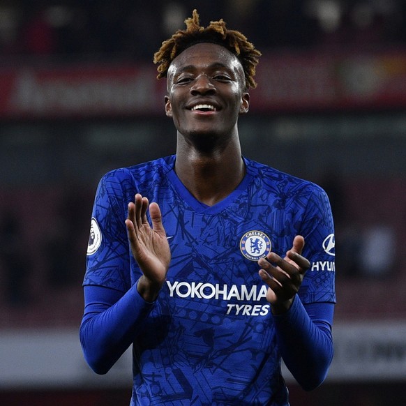 epa08093969 Chelsea&#039;s Tammy Abraham (C) celebrates with supporters at the end of the English Premier league soccer match between Arsenal and Chelsea held at the Emirates stadium in London, Britai ...