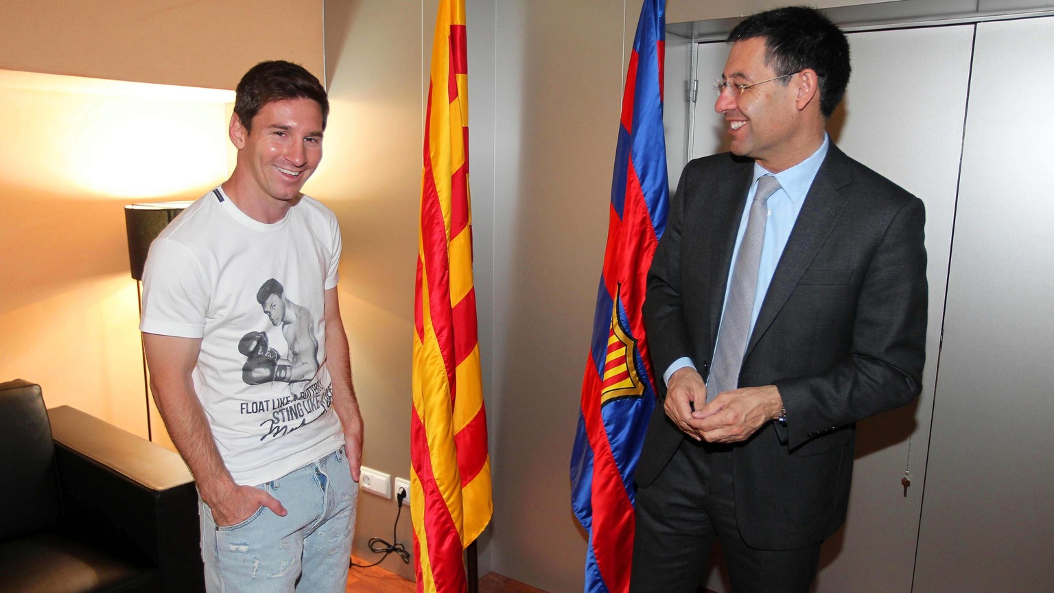 epa04214579 A handout picture released by FC Barcelona shows Argentinian striker Lionel Messi (L) standing next to FC Barcelona&#039;s President Josep Maria Bartomeu (R) after extending his contract i ...