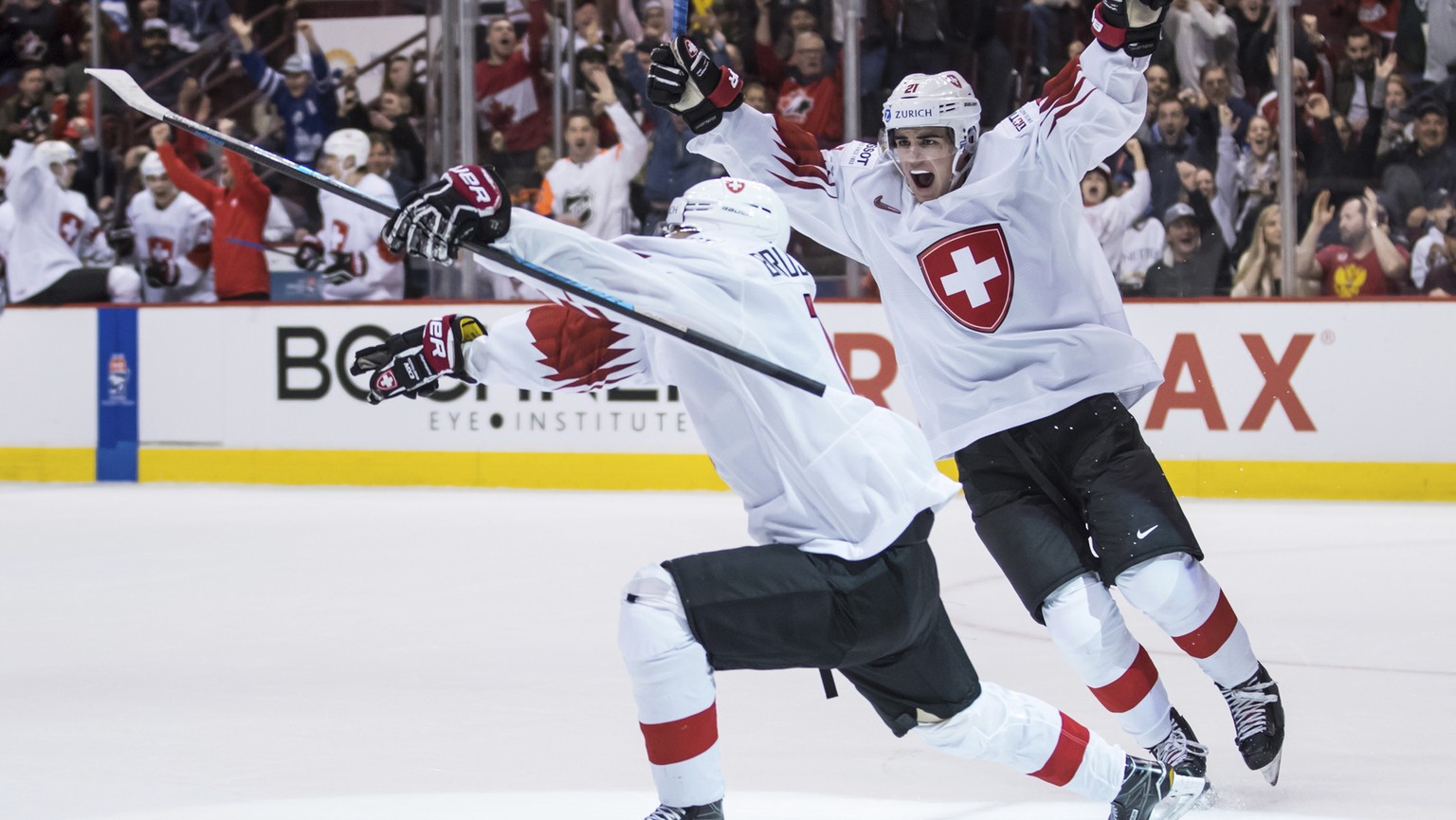 Switzerland&#039;s Yannick Bruschweiler, left, and Tim Berni celebrate Bruschweiler&#039;s goal against Russia during the second period of the bronze medal game at the world junior hockey tournament i ...
