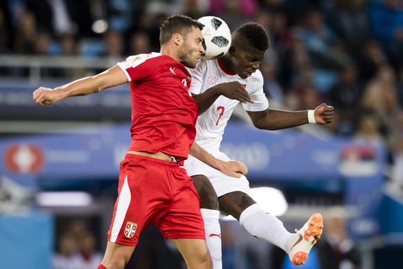epa06832071 Serbia&#039;s defender Dusko Tosic (L) fights for the ball with Switzerland&#039;s forward Breel Embolo during the FIFA World Cup 2018 group E preliminary round soccer match between Switze ...