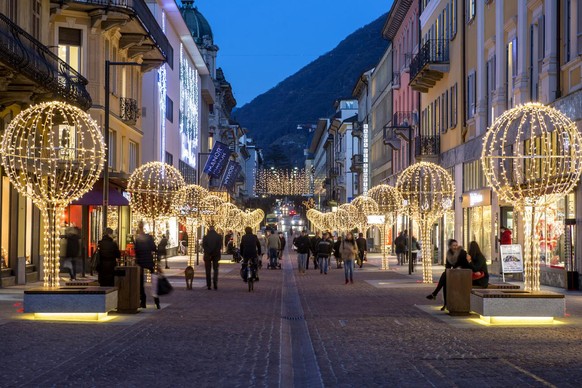 Weihnachtsbeleuchtung an der Bahnhofstrasse (Viale della Statione) in Bellinzona, aufgenommen am Donnerstag, 17. Dezember 2015. (KEYSTONE/Ti-Press/Carlo Reguzzi)