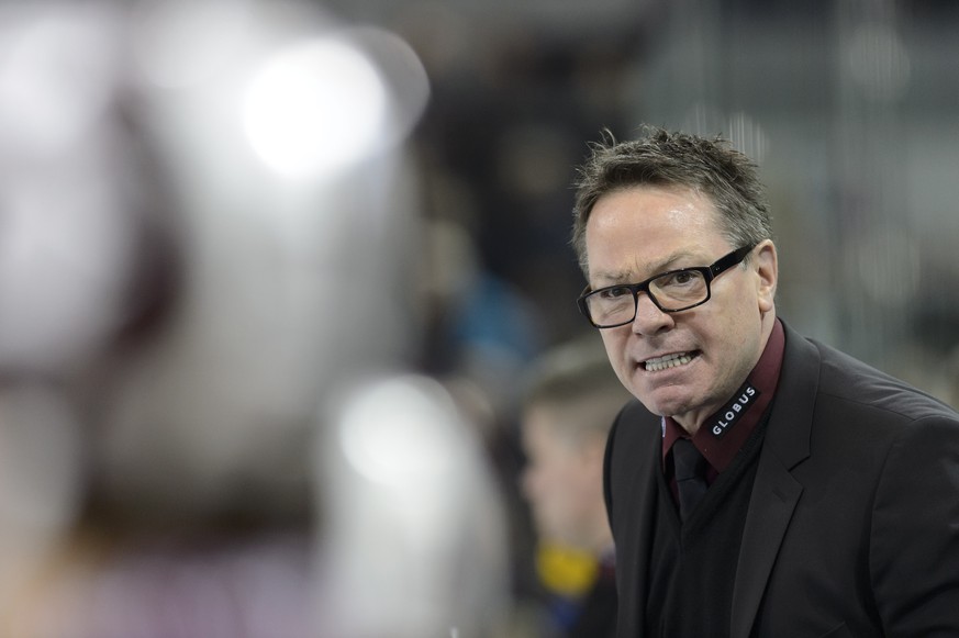 Le coach du Geneve Servette Chris McSorley, reagit, lors du 5eme match du quart de finale de play off du championnat suisse de hockey sur glace de National League LNA, entre le Geneve Servette HC et l ...