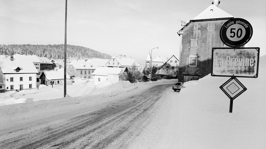Seit einigen Tagen lastet grimmige Kaelte ueber der Schweiz. In La Brevine im Neuenburger Jura faellt die Temperatur am 12. Januar 1987 auf neue Kaelterekorde. (KEYSTONE/Str)