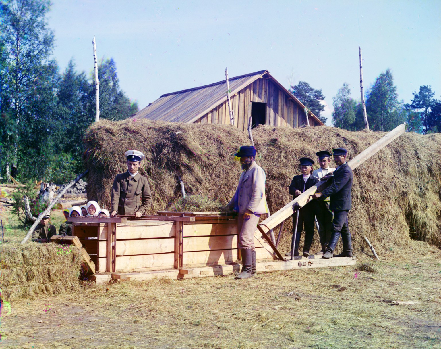 Männer mit Ballenpresse in der Region Murmansk.