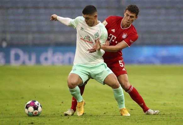 Bremen&#039;s Milot Rashica, left, duels for the ball with Bayern&#039;s Benjamin Pavard during the German Bundesliga soccer match between FC Bayern Munich and SV Werder Bremen in Munich, Germany, Sat ...