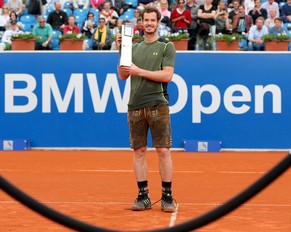 Andy Murray präsentiert stolz seine München-Trophäe.
