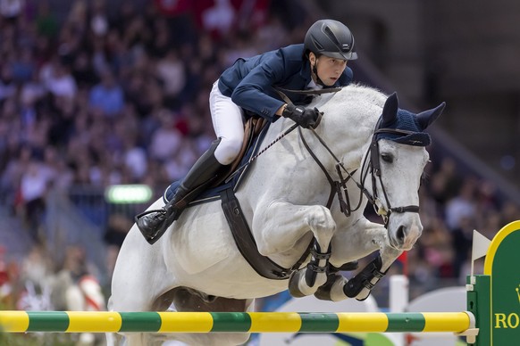 ZUM SDA-INTERVIEW MIT MARTIN FUCHS --- Martin Fuchs of Switzerland rides his horse Clooney 51 to takes the first place during the FEI Rolex Grand Prix, Grand Slam of Show Jumping at the 59th CHI inter ...