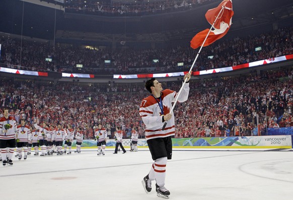 Canada&#039;s Sidney Crosby (87) waves a Canadian flag after the men&#039;s ice hockey medal ceremony at the Vancouver 2010 Olympics in Vancouver, British Columbia, Sunday, Feb. 28, 2010. (AP Photo/Ma ...