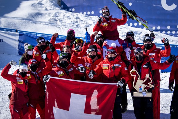 epa09012118 Third placed Beat Feuz of Switzerland celebrates with members of the Swiss team after the Men&#039;s Downhill race at the FIS Alpine Skiing World Championships in Cortina d&#039;Ampezzo, I ...