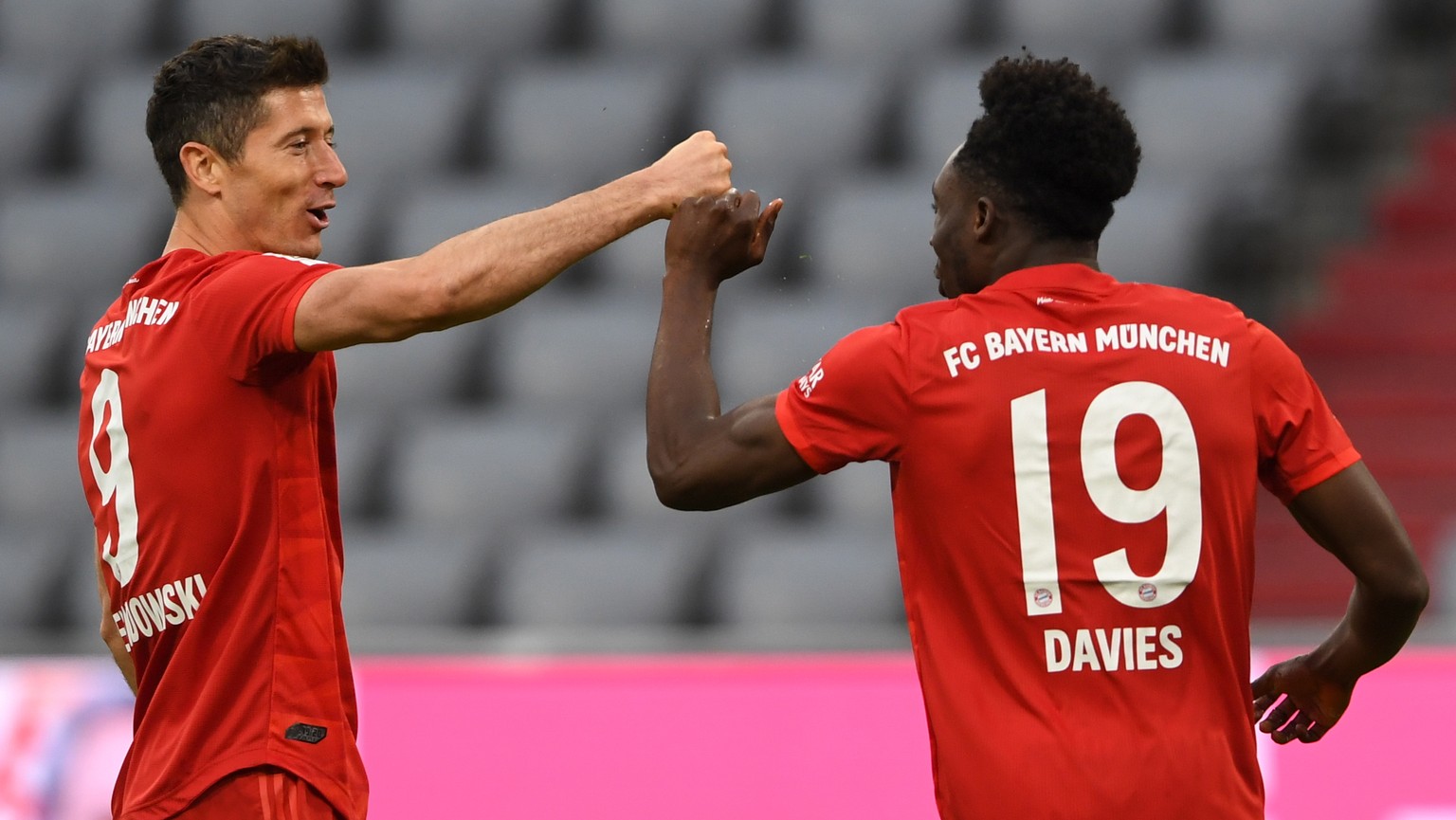 epa08454683 Bayern Munich&#039;s Polish forward Robert Lewandowski (L) and Bayern Munich&#039;s Canadian midfielder Alphonso Davies celebrate the 5-0 during the German Bundesliga soccer match between  ...