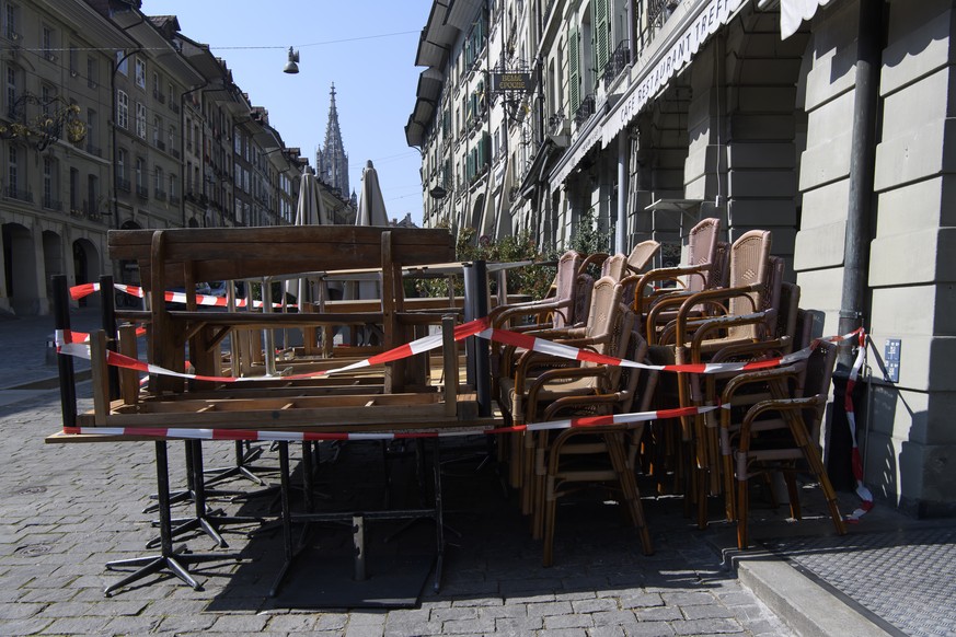 Tische, Stuehle und Baenke eines Restaurants sind zusammengestellt und mit Absperrband markiert, waehrend der Coronavirus (COVID-19)-Pandemie, am Donnerstag, 26. Maerz 2020, in Bern. (KEYSTONE/Anthony ...