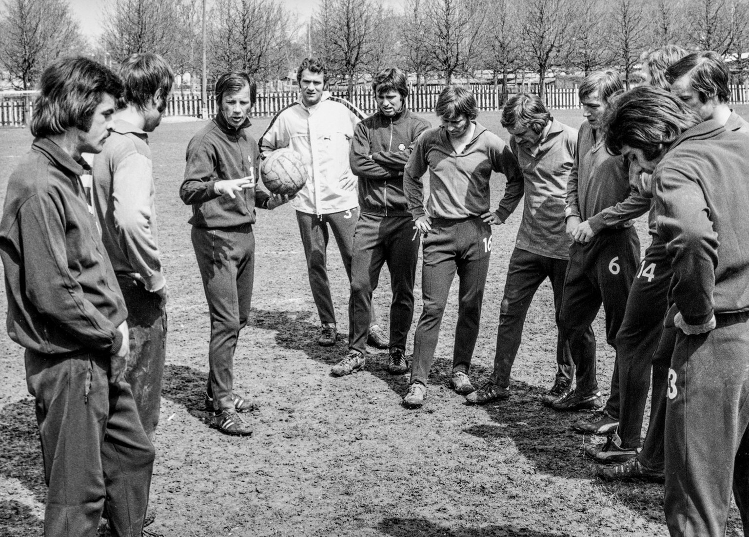 Helmut Benthaus, Dritter von links, Trainer vom FC Basel, instruiert seine Spieler bei einem Training, links aussen, Ottmar Hitzfeld, aufgenommen am 17. April 1973 in Basel. (KEYSTONE/Str)