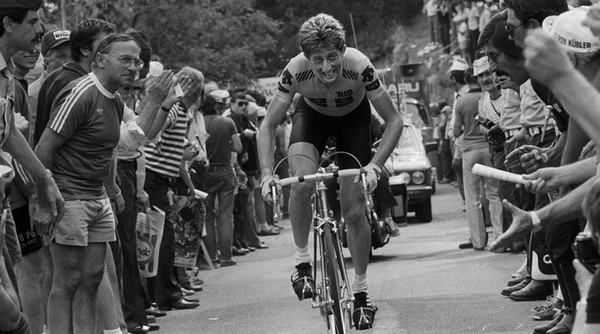 Gody Schmutz wird am 17. Juni 1981 bei der 7. Etappe der Tour de Suisse, einem Bergzeitfahren von Lugano auf den Monte Bre, von Zuschauern angefeuert. (KEYSTONE/Str)