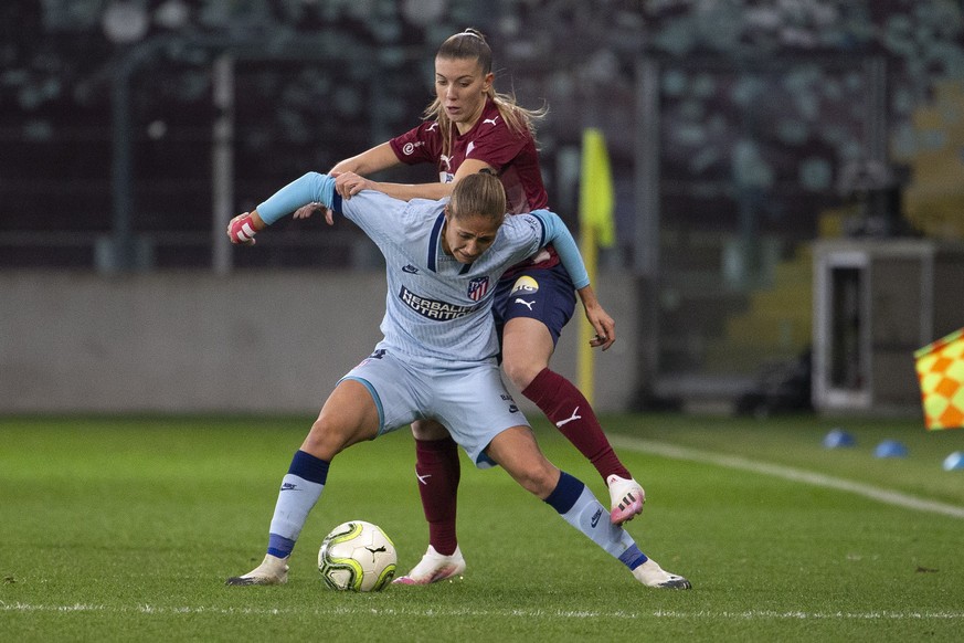 Atletico Madrid&#039;s defender Laia Aleixandri, front, fights for the ball with Servette&#039;s forward Leonie Fleury, right, during the UEFA Women�s Champions League round of 32 first leg soccer mat ...
