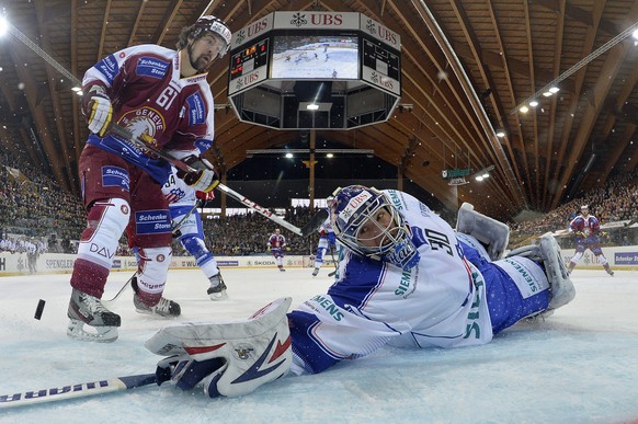 CAPTION CORRECTION: TEAM&#039;S NAME ROCHESTER AMERICANS: Geneve&#039;s Kaspars Daugavins, left, scores the 1:0 against Rochester&#039;s goalkeeper Matthew Hackett during the game between Geneve-Serve ...