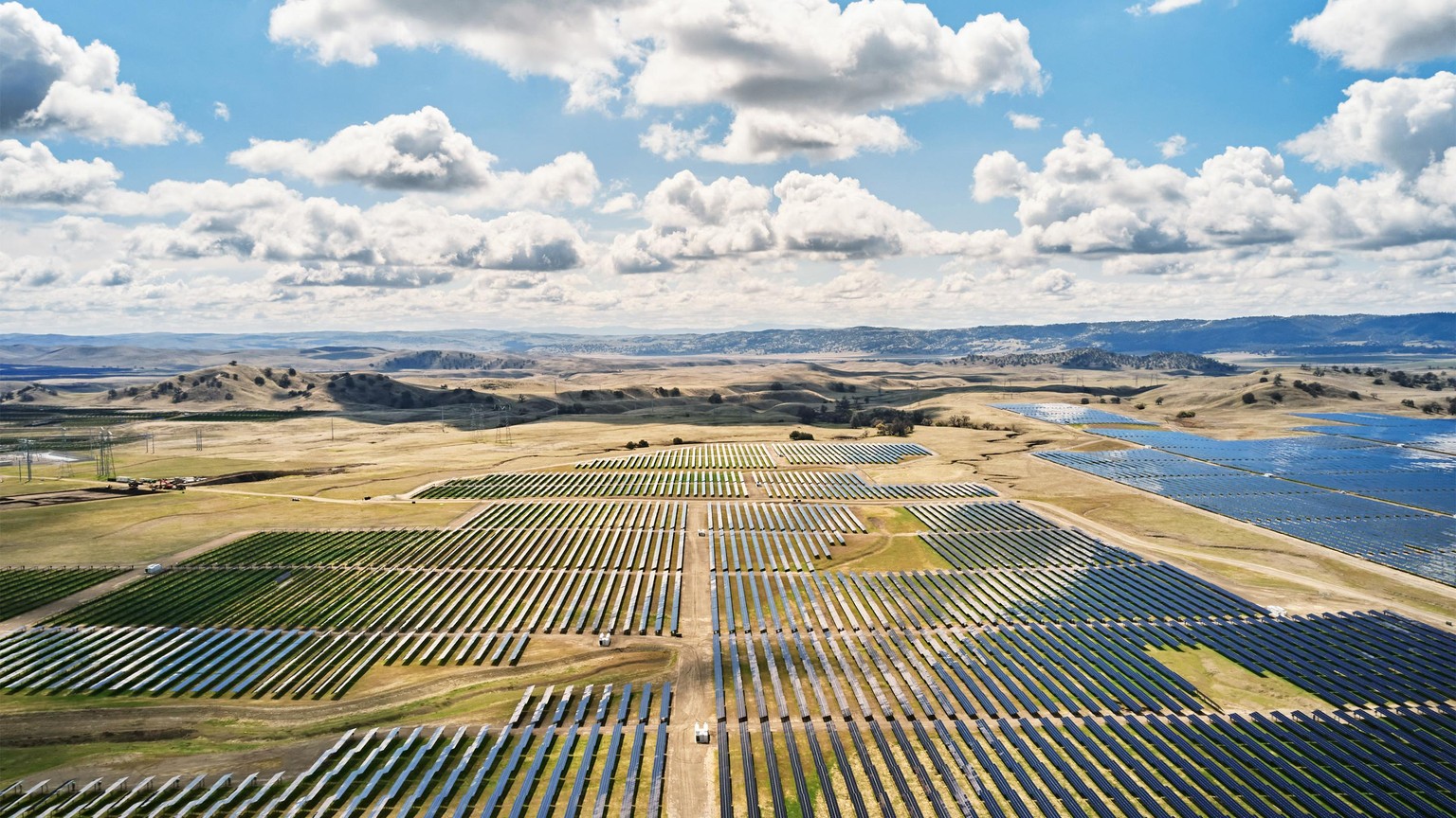 Apples neuer Solarpark &quot;California Flats&quot; soll zur Stromversorgung der Firmenzentrale beitragen, ebenso wie die auf dem Dach des Apple Parks installierten Solar-Panels.