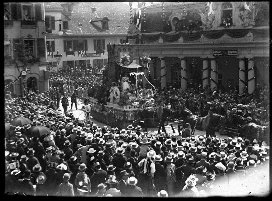 1891: Festumzug zur Gründungsfeier der Stadt Bern. Umzug mit Zuschauern vor alter Polizeihauptwache.