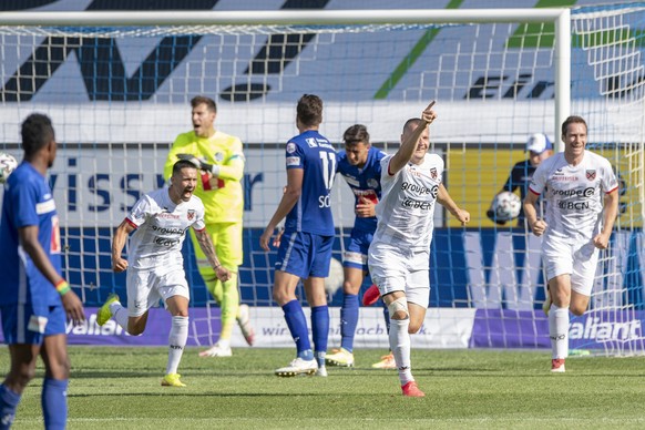 Marcis Oss, mitte, von Xamax feiert sein Tor zum 1:2 beim Super League Meisterschaftsspiel zwischen dem FC Luzern und Neuchatel Xamax vom Sonntag, 19. Juli 2020 in Luzern. (KEYSTONE/Urs Flueeler)