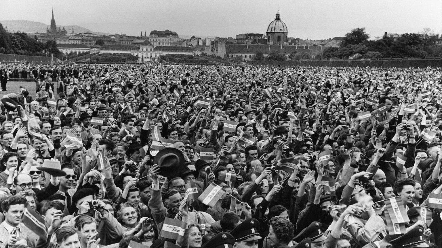 === OESTERREICHS SOUVERAENITAET === Eine riesige Menschenmenge jubelt am 15. Mai 1955 nach der Unterzeichnung des Staatsvertrages vor dem Belvedere-Schloss in Wien den auf dem Balkon stehenden Aussenm ...