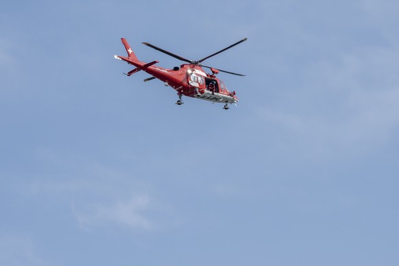 Ein Hubschrauber der REGA ueberfliegt das Stadtgebiet auf der Hoehe des Kornhauses und sucht nach einem vermissten Kanufahrer, am Freitag, 23. Juli 2021, in Zuerich. Trotz Verbot, die Limmat zu befahr ...