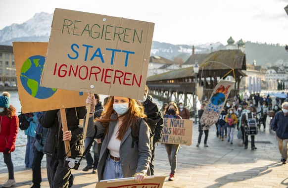 Rund 250 Personen protestieren mit einem Sitzstreik anlaesslich des Internationalen Klimastreik, am Freitag, 19. Maerz 2021, in der Stadt Luzern. (KEYSTONE/Urs Flueeler)