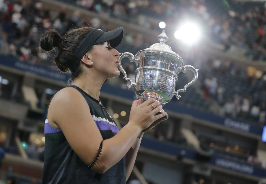 epaselect epa07826857 Bianca Andreescu of Canada celebrates with the championship trophy after defeating Serena Williams of the US during the women&#039;s final match on the thirteenth day of the US O ...