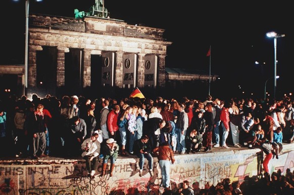 Eine grosse Menschenmenge versammelte sich am Abend des 10. November 1989 vor und auf der Mauer am Brandenburger Tor in Berlin. Nach der Oeffnung eines Teiles der deutsch-deutschen Grenzuebergaenge in ...