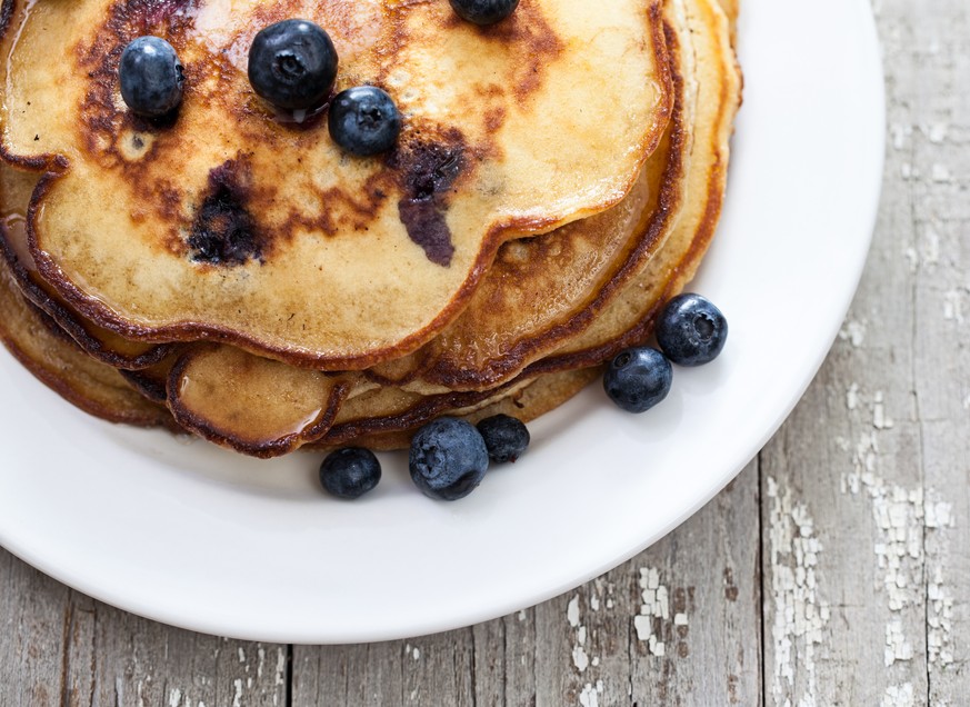 pancakes blueberry pfannkuchen kanada usa essen food frühstück blaubeeren shutterstock