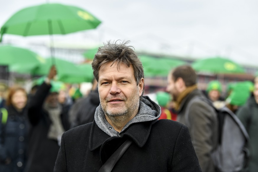 epa08235176 Chairman of German Alliance 90/The Greens party Robert Habeck after the photocall of the German Alliance 90/The Greens party &#039;Jetzt&#039; prior to a &#039;Fridays for Future&#039; dem ...