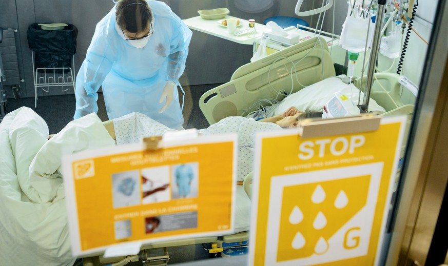 Medical worker treats a patient with COVID-19 in a Covid-19 unit (soins intermediaires de medecine) at the University Hospital (CHUV) as the hospital prepares itself for a possible second wave of the  ...
