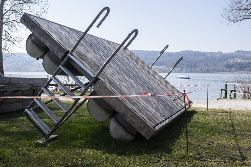 Abgesperrte Bereiche und Parkplaetze zeigen sich rund um den Greifensee, aufgenommen am Samstag, 4. April 2020 in Greifensee. (KEYSTONE/Ennio Leanza)