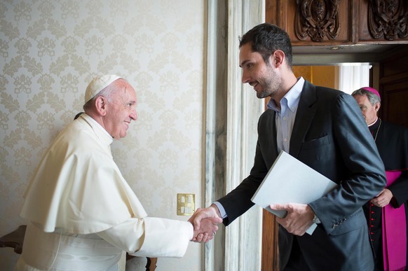 epa05182163 A handout picture provided by the Vatican newspaper L&#039;Osservatore Romano shows Kevin Systrom (R), CEO and co-founder of online media sharing platfrom Instagram, during a private audie ...