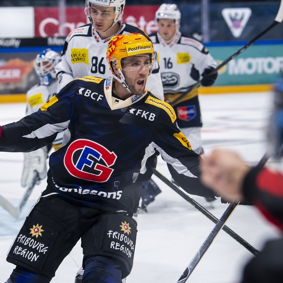 Joie du top Scorer PostFinance fribourgeois Ryan Gunderson, apres le premier but marque par l&#039;attaquant fribourgeois Viktor Stalberg lors du match du championnat suisse de hockey sur glace de Nat ...
