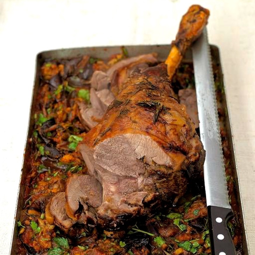 Lamm keule mit auberginen jamie oliver http://www.jamieoliver.com/de/recipes/lamb-recipes/roast-leg-of-lamb-with-aubergines-and-onions/#kpDyW2YJdlrUTmI9.97