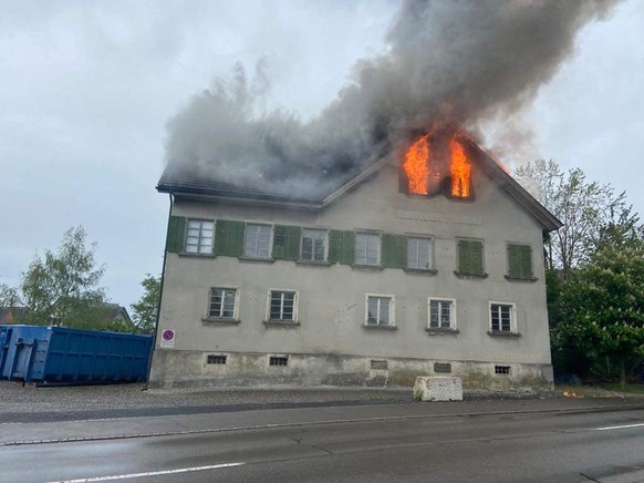 Ein Feuer hat am Sonntag ein ehemaliges Restaurant in Bünzen AG verwüstet. Verletzt wurde niemand, das Gebäude stand im Umbau und war unbewohnt, wie die Kantonspolizei Aargau am Montag mitteilte.
