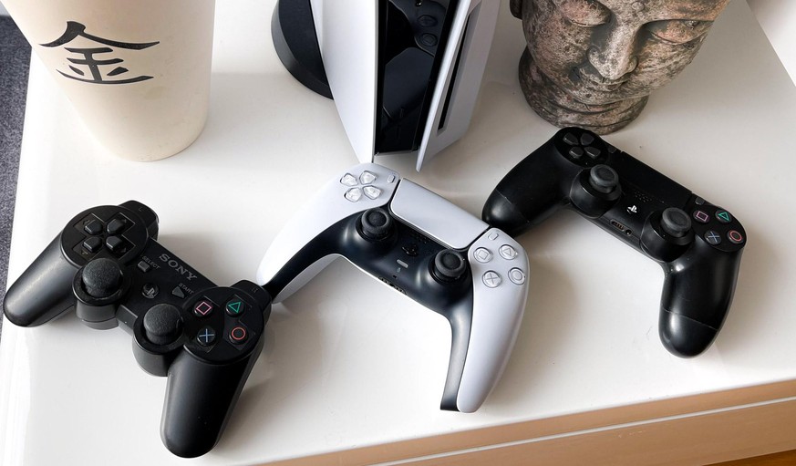 Drei Generationen von PlayStation-Controllern: DualShock 3, DualShock 4 und DualSense.