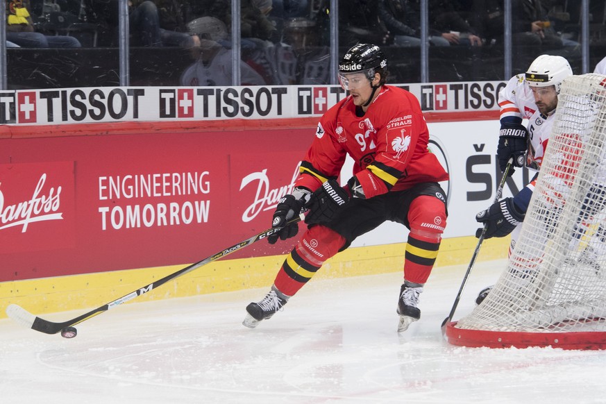 BernÕs Gaetan Haas, left, and Vaexjoe Õs Noah Welch, right, fight for the puck during the Champions Hockey League group F match between Switzerland&#039;s SC Bern against Vaexjoe Lakers in Bern, Switz ...