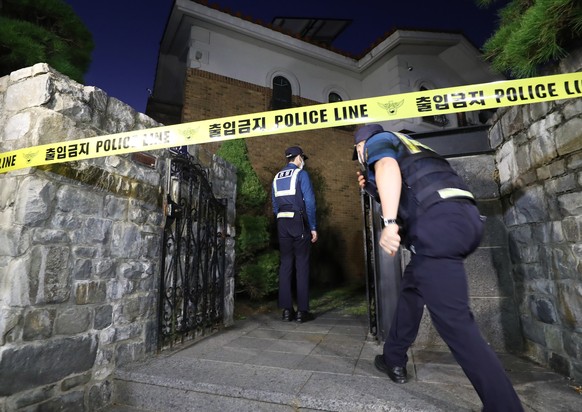 epa07920039 Police cordon off the house of late South Korean singer-actress Sulli in Seongnam, Gyeonggi Province, South Korea, 14 October 2019. A probe into the cause of her death is currently underwa ...