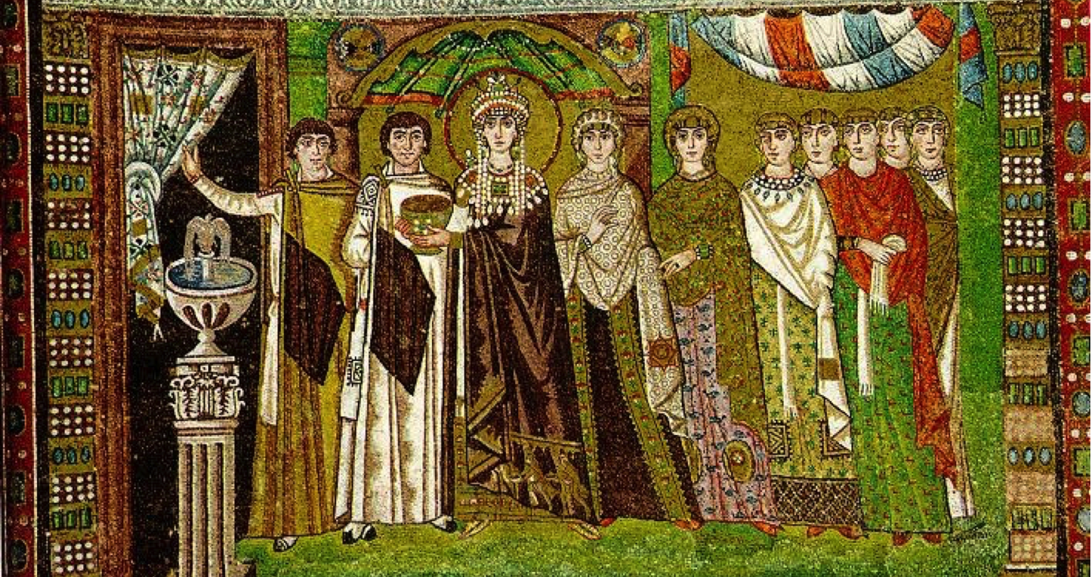 Theodora I. mit ihrem Hofstaat auf einem Mosaik in der Kirche San Vitale, Ravenna. Ihr Mann Justinian steht links von ihr, mit einer Opferschüssel in der Hand. Theodora ist durch die grüngoldene Kuppe ...