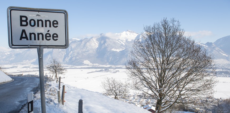 Le panneau du village de Bonne Annee au dessus de Vionnaz en Valais est photographie ce mercredi, 31 decembre 2014. (KEYSTONE/Anthony Anex)