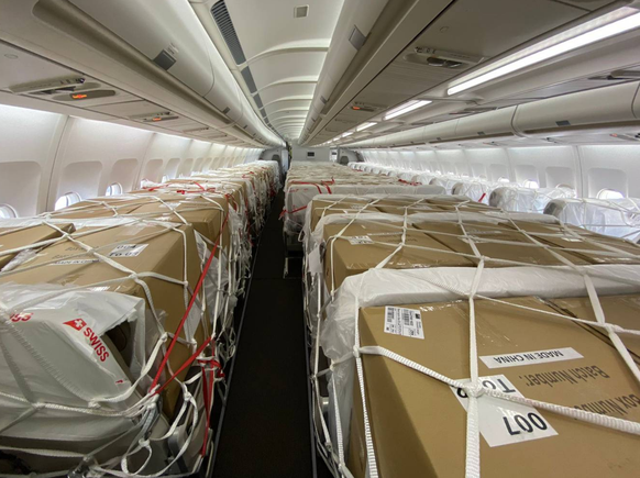 Eine Boeing-777-Maschine der Swiss, in der die Sitze heraus montiert wurden, um der Fracht Platz zu machen.