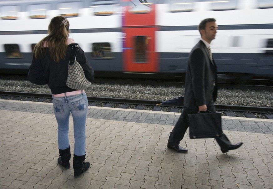 A young woman waits for the train on a platform at the Swiss Federal Railways (SBB) station in Dietikon in the canton of Zurich, Switzerland, pictured on October 4, 2006. (KEYSTONE/Martin Ruetschi) 

 ...