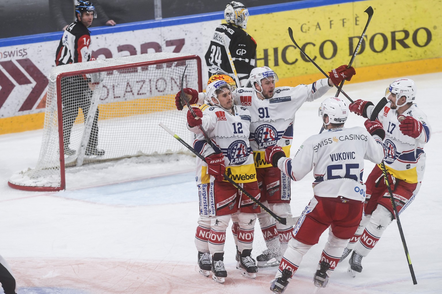 Laker&#039;s player Steve Moses, center, celebrates with his teammates the 1-2 goal against Lugano&#039;s goalkeeper Niklas Schlegel, during the fifth leg of the playoff best of seven match of the Swi ...