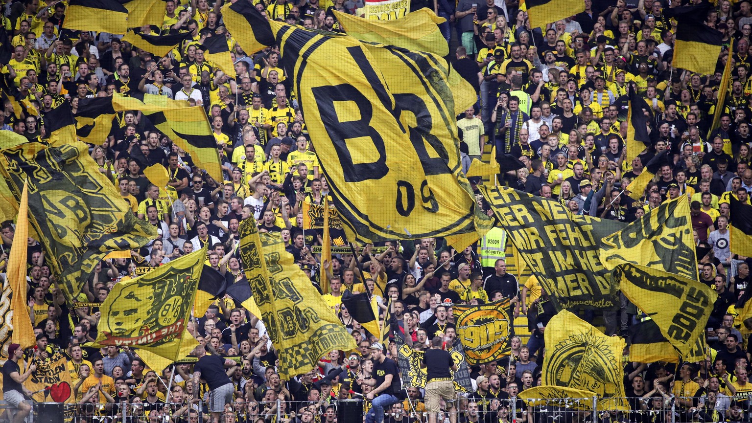 epa07861769 Fans of Borussia Dortmund cheer prior to the German Bundesliga soccer match between Eintracht Frankfurt and Borussia Dortmund in Frankfurt Main, Germany, 22 September 2019. EPA/ARMANDO BAB ...