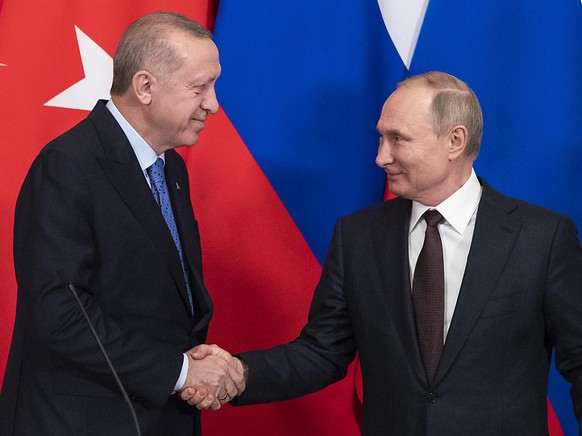 Die Waffenruhe im syrischen Idlib hält weitgehend. Am Donnerstag hatten der russische Präsident Wladimir Putin (rechts) und der türkische Präsident Recep Tayyip Erdogan den Waffenstillstand ausgehande ...
