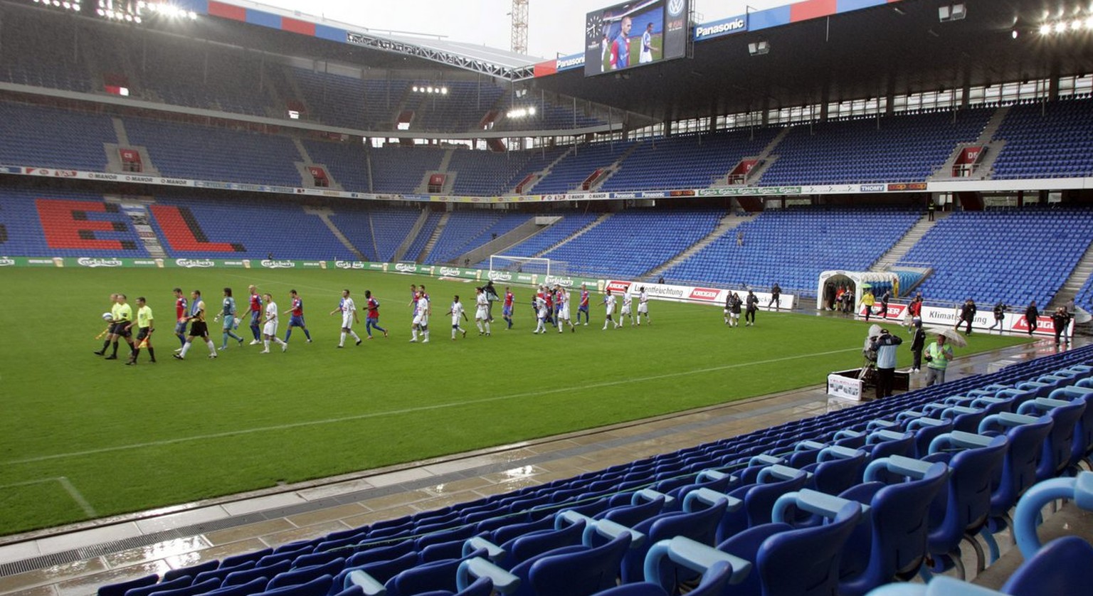 Die Mannschaften laufen ins leere Stadion ein beim Meisterschaftsspiel der Super League zwischen dem FC Basel und dem Grasshopper-Club Zuerich am Samstag, 5. August 2006 im St. Jakob Park in Basel. De ...