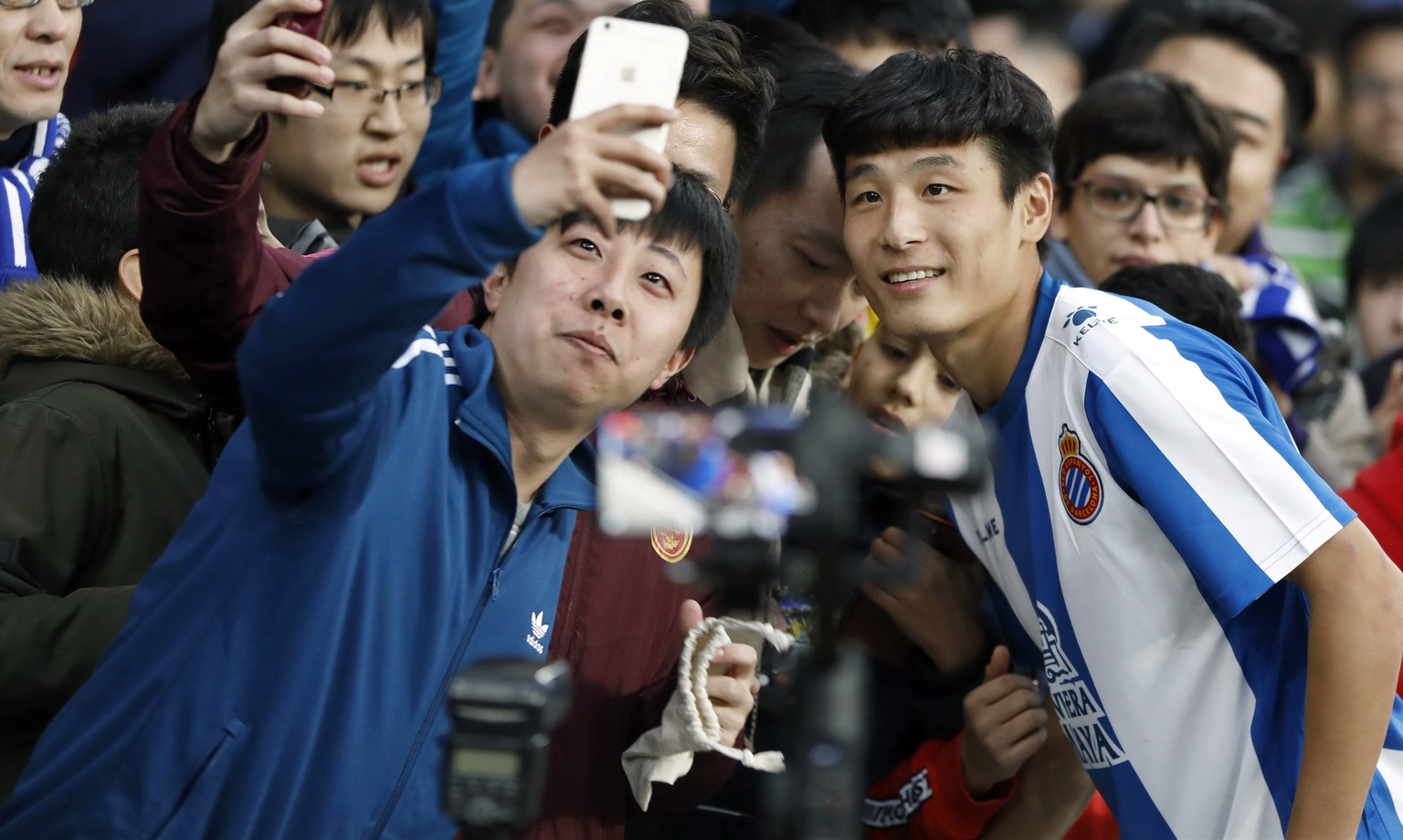 epaselect epa07330302 RCD Espanyol&#039;s new Chinese forward Wu Lei (R) poses with fans during his presentation as a new RCD Espanyol&#039;s player in Barcelona, Catalonia, north eastern Spain, 29 Ja ...